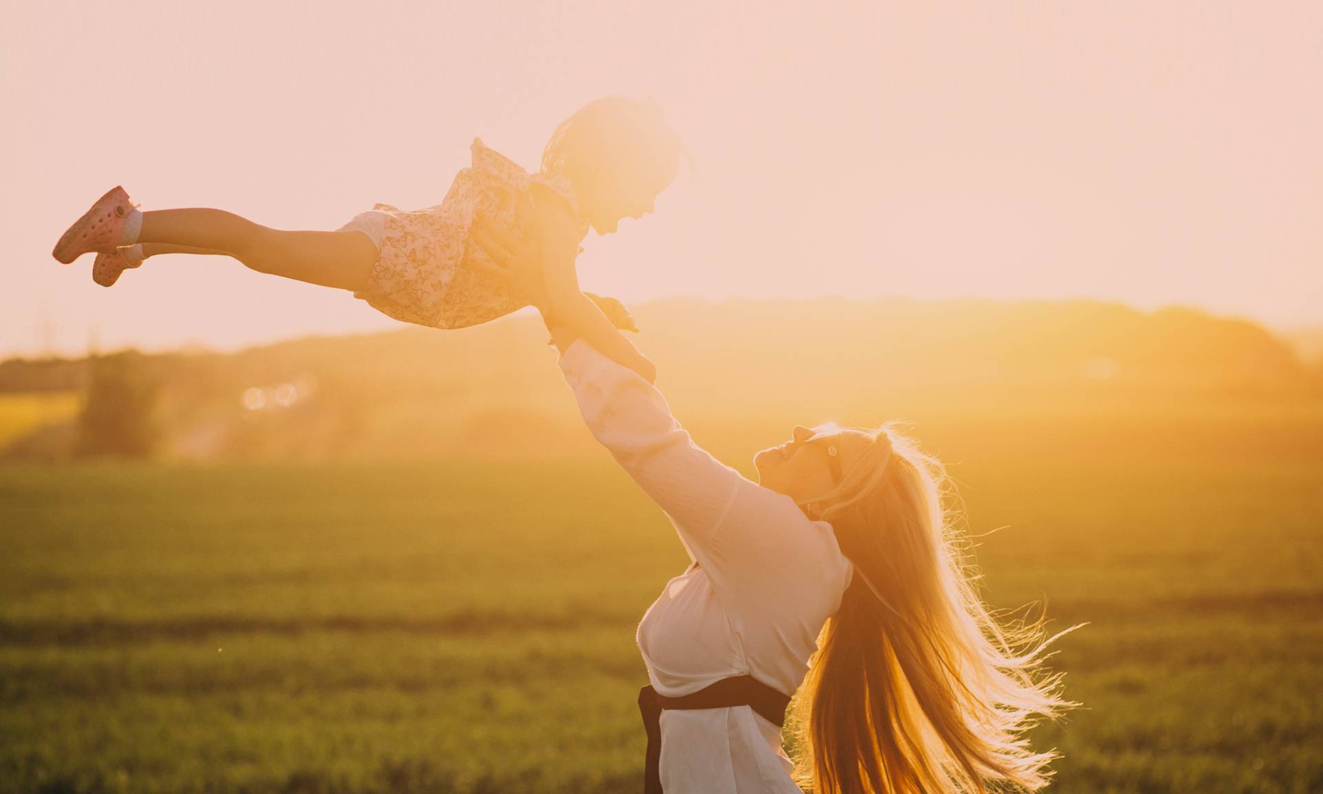 IL SOLE BACIA I TETTI